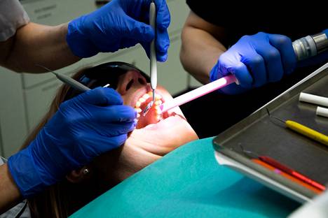 Moni sairaus voi näkyä jo hammaslääkärikäynnin aikana. Kuva on otettu hammaslääkärin vastaanotolla toukokuussa 2020.