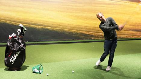 Sisäharjoittelukeskus ja golfmyymälä avautuivat yhteisissä tiloissa perjantaina Nokian Kolmenkulmassa. Kuvassa Golf Skyn toimitusjohtaja Mikko Asonen.