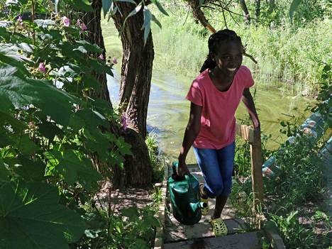 Salene Razi kantoi kasteluvettä Paturinlammesta perheen viljelypalstalle viime kesänä.