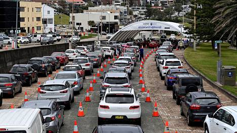 Drive in -testauksessa oli pitkät autojonot Australian Sydneyssä joulukuun 17. päivä vuonna 2021.