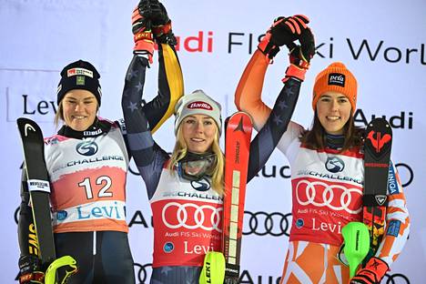 Levillä Anna Swenn Larsson (vasemmalla) tuli toiseksi, Mikaela Shiffrin voitti ja Petra Vlhova oli kolmas.