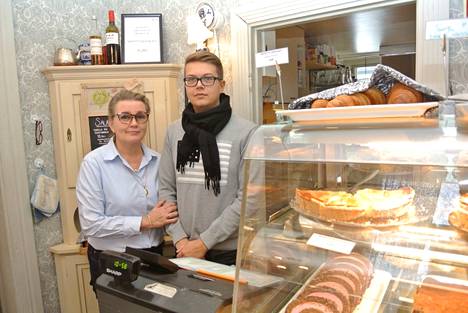 Marjo Paalasmaa on toiminut Tallipihan kahvilan yrittäjänä yhdessä poikansa Teemu Huhtalan kanssa loppuvuodesta 2018 alkaen. Vielä maaliskuun aikana he avaavat toisen kahvilan. 