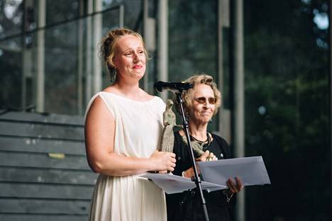 Kajaanin kaupunginteatterissa työskentelevä Salla Loper (vas.) ja Oulun kaupunginteatterissa pitkän uran tehnyt Tuula Väänänen saivat vuoden 2022 Ida Aalberg -näyttelijäpalkinnot.