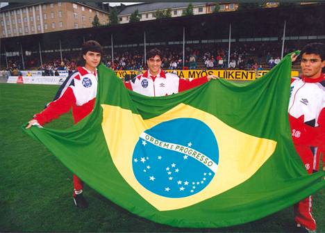 Brasilialaiset Luiz Antônio, Rodrigo ja Piracaia tekivät porilaisiin lähtemättömän vaikutuksen 1990-luvulla. FC Jazzilla on yhä teoreettinen mahdollisuus osua pelaajamarkkinoilla kultasuoniin, vaikka sarjataso onkin Kakkosessa.