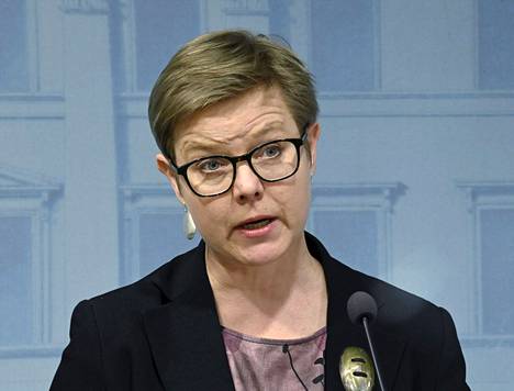 Sisäministeri Krista Mikkosen (vihr.) mukaan Suomi tukee yhteisvastuuta, mutta vielä ei ole tiedossa, mitä julistuksesta konkreettisesti seuraa Suomelle. Mikkonen kuvattiin valtioneuvoston ajakohtaisselonteon esittelyssä Helsingissä 13. huhtikuuta 2022.