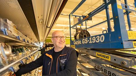 Erilaiset työvälineet ja laitteet ovat tuttu näky K-supermarket Arenassa, jonka iso remontti valmistuu kauppias Jari Haaralan mukaan loka–marraskuussa. 