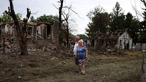Asukkaat kävelivät tuhoutuneessa naapurustossa Donetskin alueella Kramatorskissa tiis­taina Venäjän iskun jälkeen. 