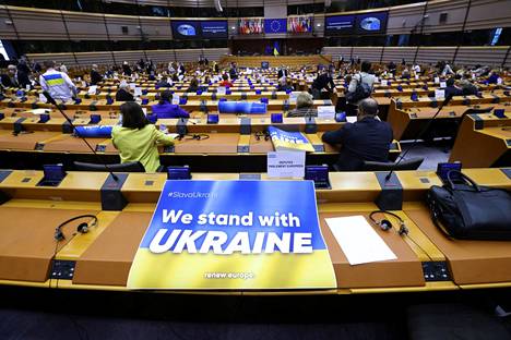 ”Seisomme Ukrainan rinnalla”, julisti pöydälle aseteltu kyltti Brysselissä ennen EU-parlamentin ylimääräistä istuntoa tiistaina. 