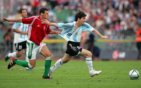 Lionel Messi debytoi Argentiinan paidassa Unkaria vastaan vuonna 2005. Vaihdosta kentälle tullut Messi sai ottelussa suoran punaisen kortin pelattuaan alle minuutin. 