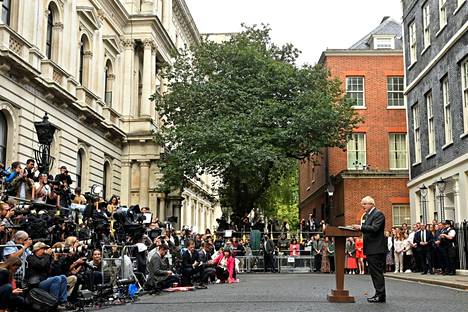 Liz Trussin edeltäjä Boris Johnson piti tiistaina viimeisen puheensa Downing Streetillä. Paikalla oli runsaasi median edustajia. 