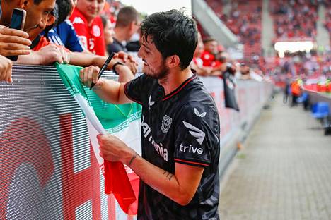 Bayer Leverkusenissa pelaava Iranin tähtihyökkääjä Sardar Azmoun kirjoitti elokuussa nimikirjoituksen maansa lippuun.