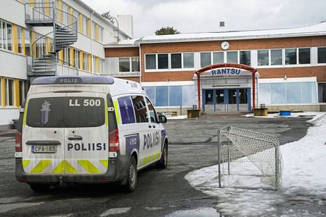 Poliisiautoja seisoi Rovaniemen Rantavitikan yläasteen pihalla tiistaina, jolloin yläkoulun oppilaan epäillään puukottaneen toista oppilasta. Rikoksesta epäilty alaikäinen nuori otettiin kiinni koulun tiloista.