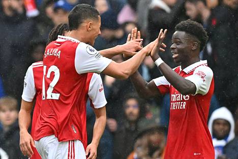 Arsenalin William Saliba (vas.) ja Bukayo Saka tuulettivat Chelsea-voiton jälkeen.
