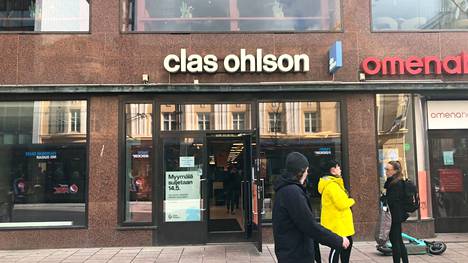 Chlas Olsonin myymälä osoitteessa Hämeenkatu 7 suljetaan lauantaina 14. toukokuuta. Kuva Hämeenkadulta torstailta 12. toukokuuta, jolloin liikkeessä oli loppuunmyynti.