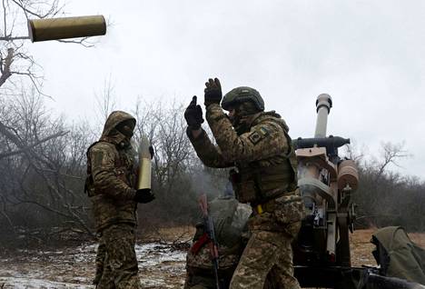 Ukrainalaiset tykkimiehet ampuivat kohti Luhanskin alueella maanantaina 16. tammikuuta.
