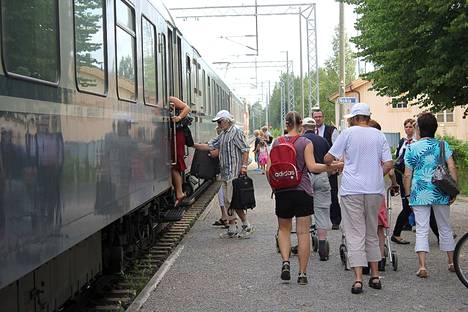 Matkustajat nousevat junaan tässä arkistokuvassa Nokian rautatieasemalta vuonna 2010.