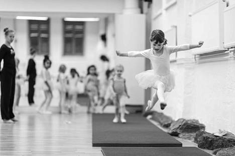 Tässä on yksi esimerkki balettikoulun 50-vuotisvalokuvanäyttelystä, joka on nyt esillä Finlaysonilla.