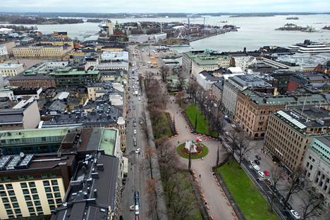 Pohjoisesplanadi on kuvassa vasemmalla, Eteläesplanadi oikealla. Helsinki aikoo poistaa yhden ajokaistan molemmilta Esplanadeilta.