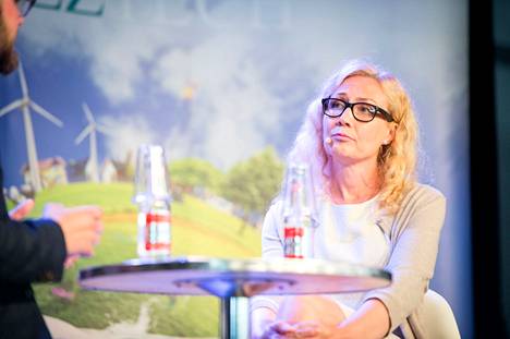 Anneli Auer haastateltavana Suomi-Areenassa vuonna 2016.