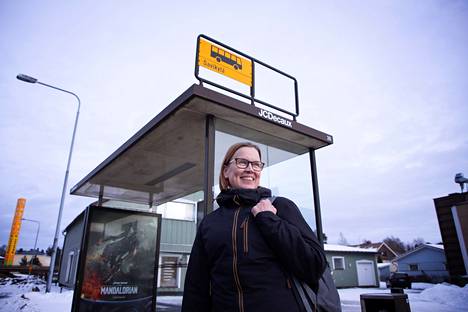 Suvi Haanpää on liikunnanopettaja Meri-Porin yhtenäiskoulussa, jonne hän kulkee talvisin linja-autolla. Bussilakko vaikuttaa merkittävästi autottoman opettajan arkeen.