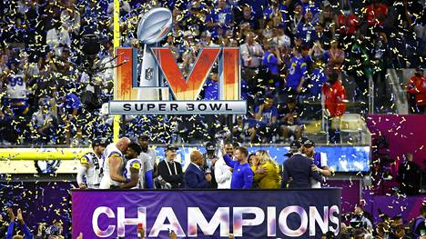 Los Angeles Rams on voittanut amerikkalaisen jalkapallon Super Bowl -mestaruuden kotikentällään. Pokaalia pitelee päävalmentaja Sean McVay.