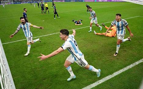 Kroatia kaatui Argentiinan käsittelyssä MM-välierässä. Lionel Messi (vas.), Julian Alvarez, Rodrigo De Paul ja Nahuel Molina tuulettivat 2–0-maalia.