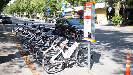 Kaupunkipyöräkausi alkaa tänä vuonna Tampereella 15. huhtikuuta ja päättyy 31. lokakuuta. Pyörät otettiin monen mutkan jälkeen käyttöön viime kesänä. Nämä kaupunkipyörät kuvattiin Tampereen Satakunnankadulla heinäkuussa 2021. 