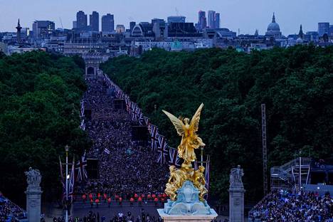 Arviolta 22 000 ihmistä kokoontui juhlimaan kuningatar Elisabetin 70-vuotista valtakautta Buckinghamin palatsille. Miljoonat muut seurasivat konserttia kotoaan.