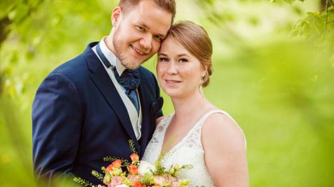 Sini ja Vesa avioituivat Suomenlinnassa Ensitreffit alttarilla -ohjelman viidennellä kaudella vuonna 2018. He ovat kauden ainoa yhteen jäänyt pari.