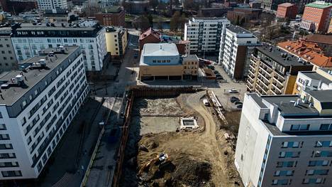 Kyttälänkadun, Aleksanterinkadun ja Tuomiokirkonkadun kulmissa on purettu vanhoja taloja uusien tieltä.