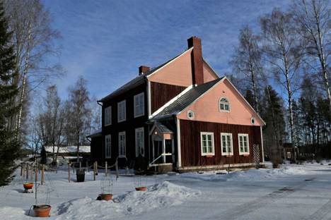 Ravintola Kruunu Karvian Suomijärven entisessä kyläkoulussa on löytänyt hyvin asiakaskuntansa lähiruokaa arvostavana. Lundströmit saavat ravintolansa raaka-aineista huomattavan osan ihan naapuritiloilta.