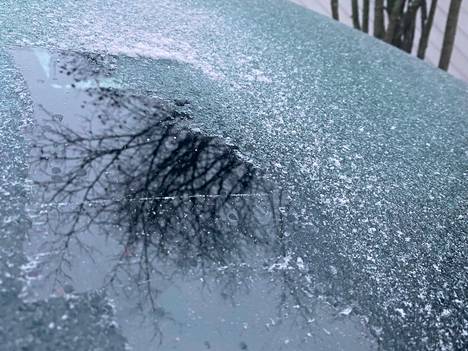 Autojen ikkunat olivat jääkuorrutteen peitossa aamupäivällä lauantaina. Jäätävä sade myös jähmettyi tuulilasiin ajon aikana.