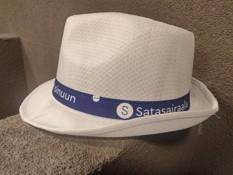 Lobbausmateriaalia. Satakunnan keskussairaala jakoi tapahtumassa ilmaisia hattuja. Tämä hattu löytyi hylättynä miesten vessasta.