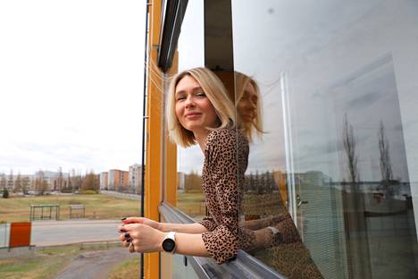 Inna Chupin, 32, asuu Nokian Viholassa. Näkymä kerrostaloasunnon parvekkeelta kohti Pyhäjärveä muistuttaa kotikaupungista Ukrainassa.
