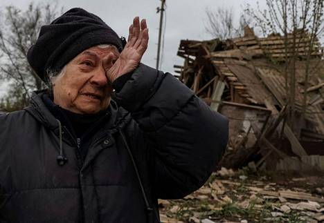 Venäjän isku tuhosi 77-vuotiaan, paikallisen naisen kodin itäisen Ukrainan Dnipropetrovskin alueella sijaitsevassa Pavlohradin kaupungissa. Nainen pyyhki kyyneliään kotitalonsa pihamaalla, taloraunioiden keskellä maanantaina 1. toukokuuta.