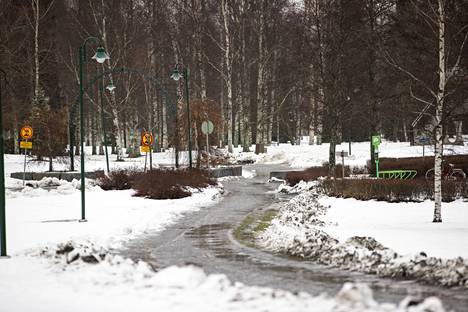 Porin Kirjurinluodossa lumet olivat torstaina sulamassa. Jouluksi sää on kuitenkin kääntymässä pakkaselle.