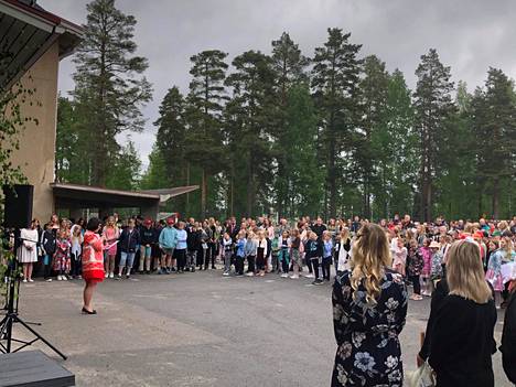 Savosenmäen koulun kevätjuhlaa vietettiin koulun pihalla lauantaina 4. kesäkuuta. Rehtori Katri Tuominen puhui oppilaille, henkilökunnalle ja vanhemmille.