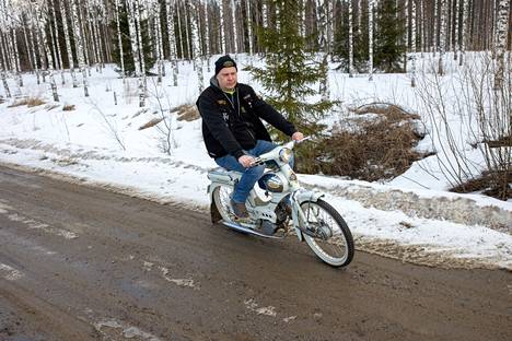 Vanhoihin mopedeihin erikoistuneen harrastusporukan Helevetin Tunareiden puheenjohtajalla Jani Ryttyläisellä on itselläänkin peräti 120 toimivaa mopoa. Tässä kuvassa alla on Crescent.