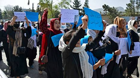 Afganistanilaiset naiset ja tytöt protestoivat lauantaina 26. maaliskuuta Kabulissa vaatien koulujen uudelleen avaamista tytöille.