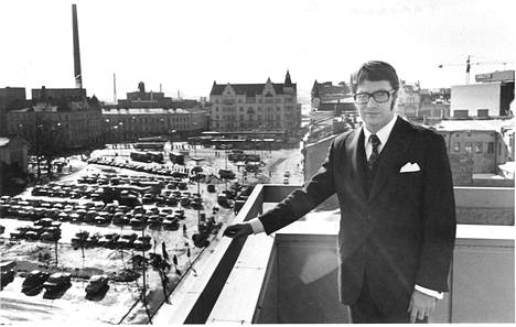 Pekka Paavola kuvattiin kaupungin keskusvirastotalon parvekkeella vuonna 1974.