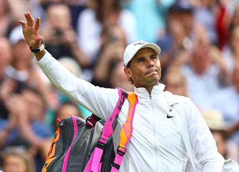 Rafael Nadal kiitti yleisöä puolivälierän jälkeen. Voitto jäi hänen viimeisekseen tämän vuoden Wimbledonin tennisturnauksessa.