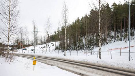 Lempääläntiellä Tampereella sattui vakava nokkakolari keskiviikkona 6. huhtikuuta. Tältä onnettomuuspaikalla näytti torstaina. Onnettomuus sattui loivassa alamäessä lumisella ja liukkaalla tiellä. 