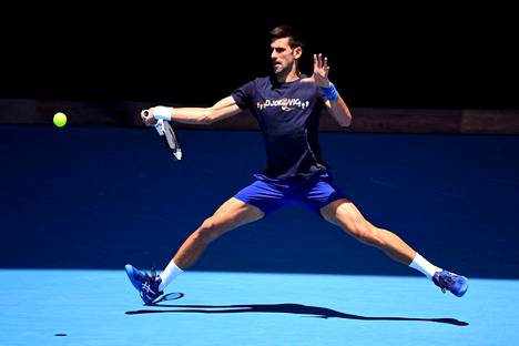 Tennistähti Novak Djokovic harjoituksissa keskiviikkona ennen Australian avoimen tennis­turnauksen alkua.