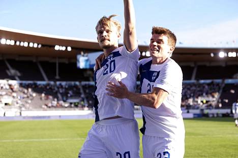 Joel Pohjanpalo (vas.) ja Albin Granlund tuulettivat Suomen ensimmäistä maalia, joka syntyi komean syöttöketjun päätteeksi.