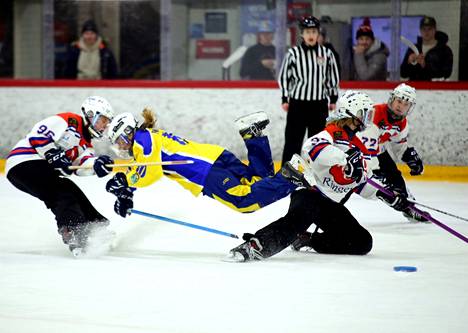 NoU ja RNK Flyers tarjosivat parastaan ringeten SM-sarjan huippuottelussa. NoU:n valkopaidoista tilanteessa Kaisa Hurske (vas.) ja Kaisa Viren, keskellä ilmalennossa RNK:n Anne Pohjola.