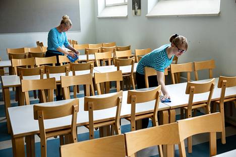 Ruokasalissa puhtaat pöydät odottavat oppilaita syömään. Mari Lehti (vas) ja Julianna Kangas eivät huolehdi vain koulun siisteydestä vaan myös ruokala ja keittiö kuuluvat Pirkanmaan Voimialle.