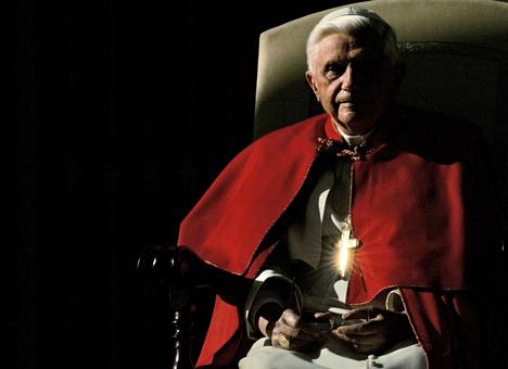Emerituspaavi Benedictus on kuollut. Hänet kuvattiin Vatikaanissa joulukuussa 2005. Benedictus toimi paavina vuosina 2005–2015. 