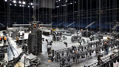 Tampereen Nokia-areenan tapahtumatarjonta käynnistyy keskiviikkona 15. joulukuuta, kun lavalle astuvat Eppu Normaali ja Tampere Filharmonia. Lava sekä valo- ja äänitekniikka rakennettiin tiistaina, jonka jälkeen alkoivat kenraaliharjoitukset.