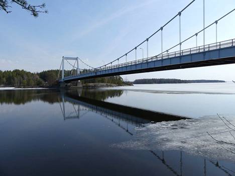 Hannu Eskolin kuvasi 12. huhtikuuta Sääksmäen sillan tienoilla kevään etenemistä.
