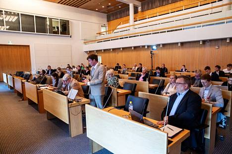 Esimerkiksi Tampereen kaupunginvaltuustossa on 67 kaupunginvaltuutettua, vaikka kuntalain mukaan 59 valtuutettua riittäisi. Kuva valtuuston kokouksesta 29.8.2022.